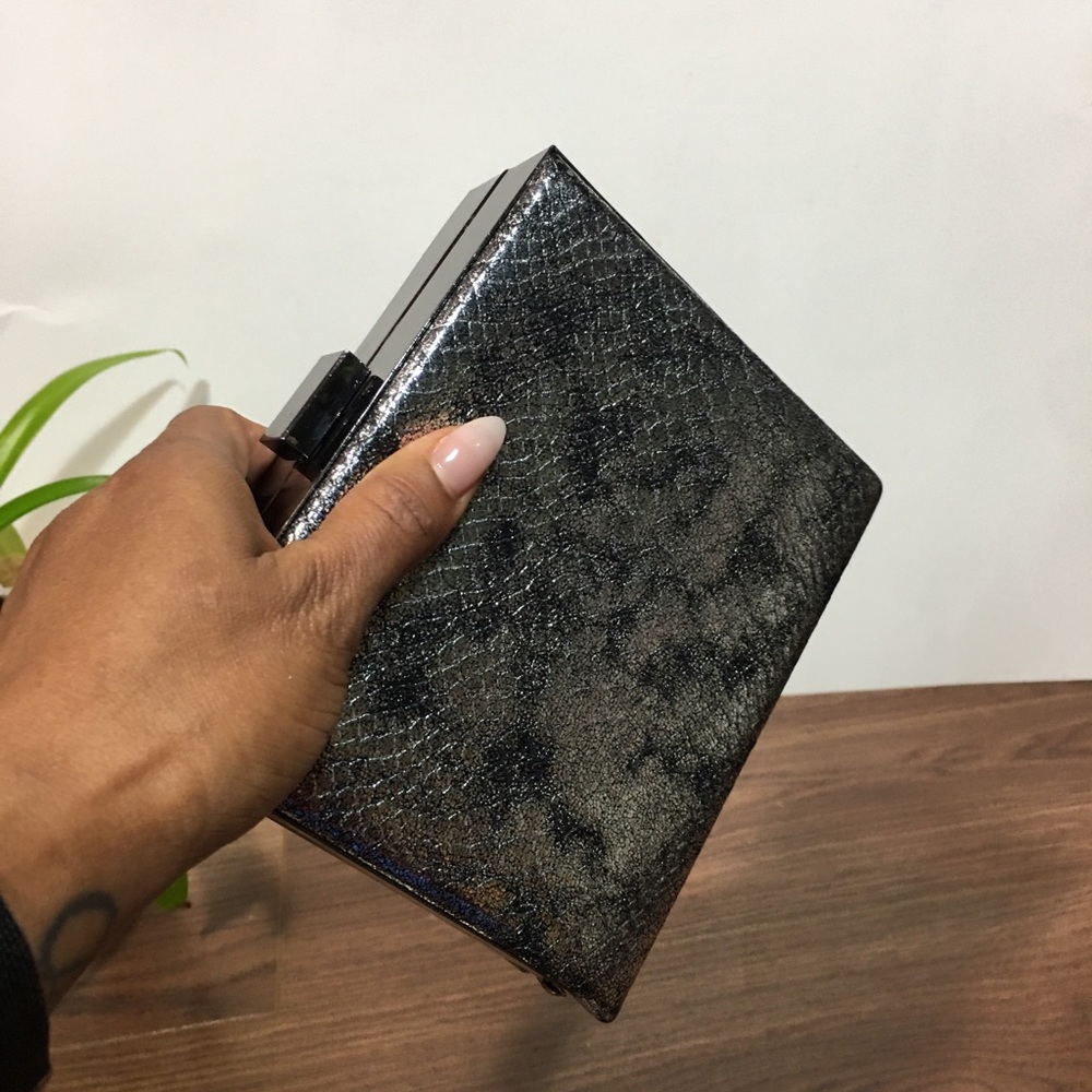 🌻 Faux Snake Skin Square Clutch🌻